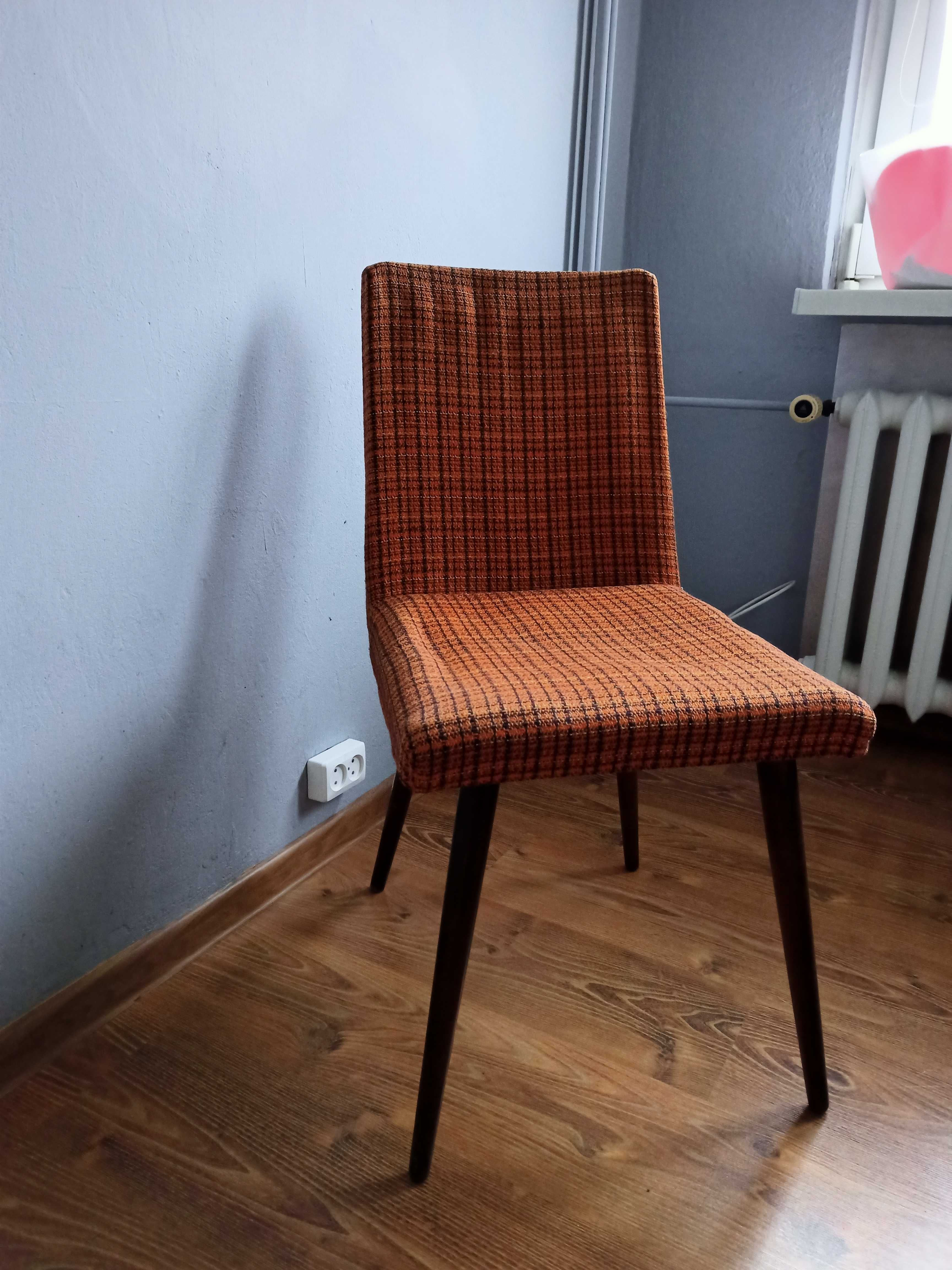 Krzesła z 1976 roku. Cena za 4 sztuki