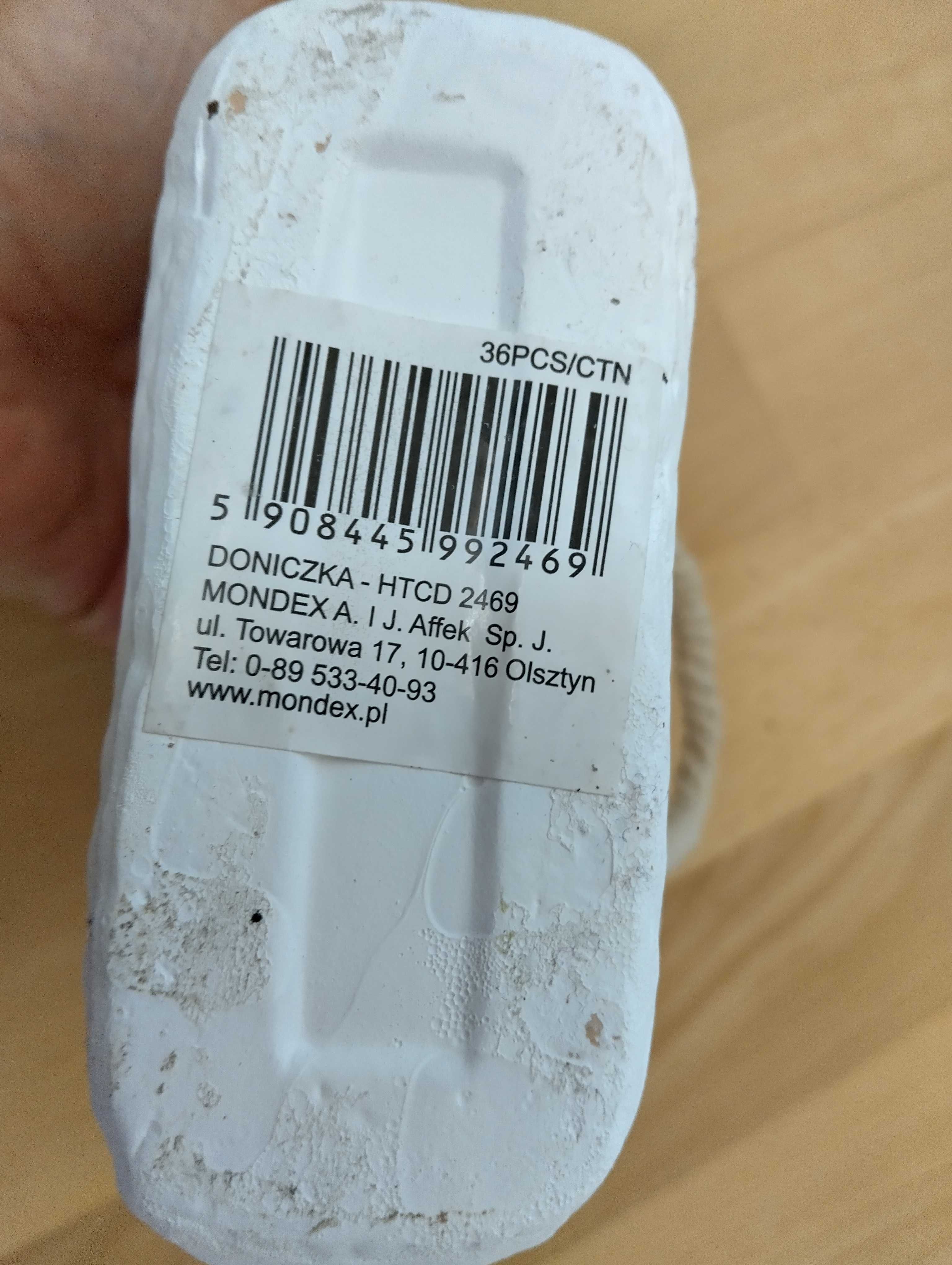 Mała ceramiczna doniczka w kształcie koszyczka