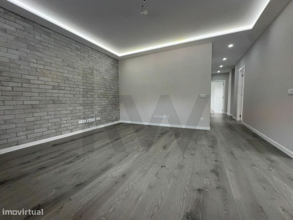 T3 Totalmente Remodelado com Quintal e Estacionamento – Caneças