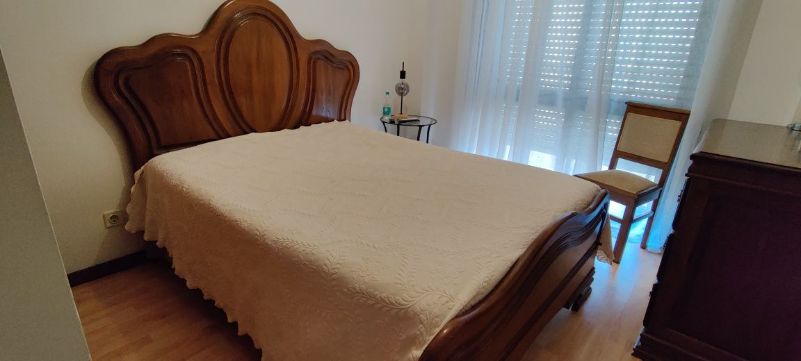 Cama casal com colchão, em castanho, 140x190, usada em ótimo estado