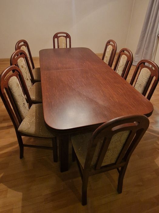 Stół z krzesłami