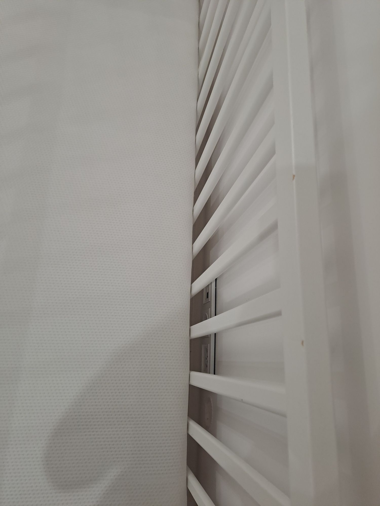 Białe łóżeczko 120x60 z materacem