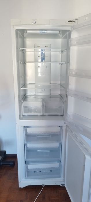 Frigorífico Indesit grande