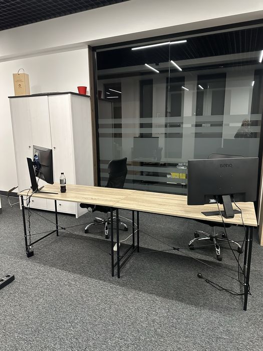 Продамо одним лотом 2 офісних стола