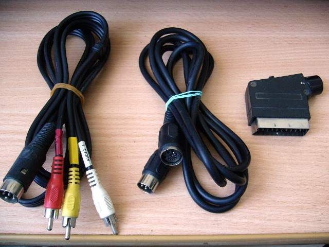 Kabelek łączący stację dyskietek Commodore 1541-II z komputerem