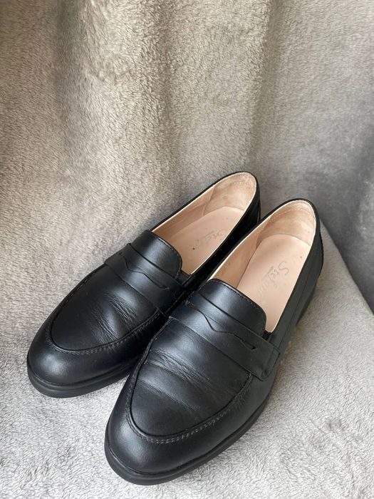 Продам практично нові жіночі туфельки (лофери)