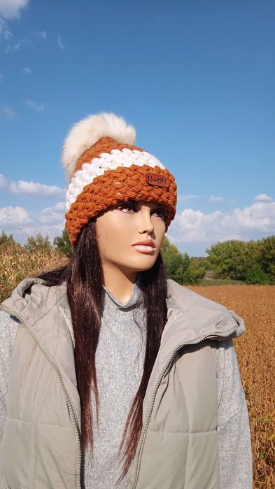 Ручной работы комплект шапка и рукавицы