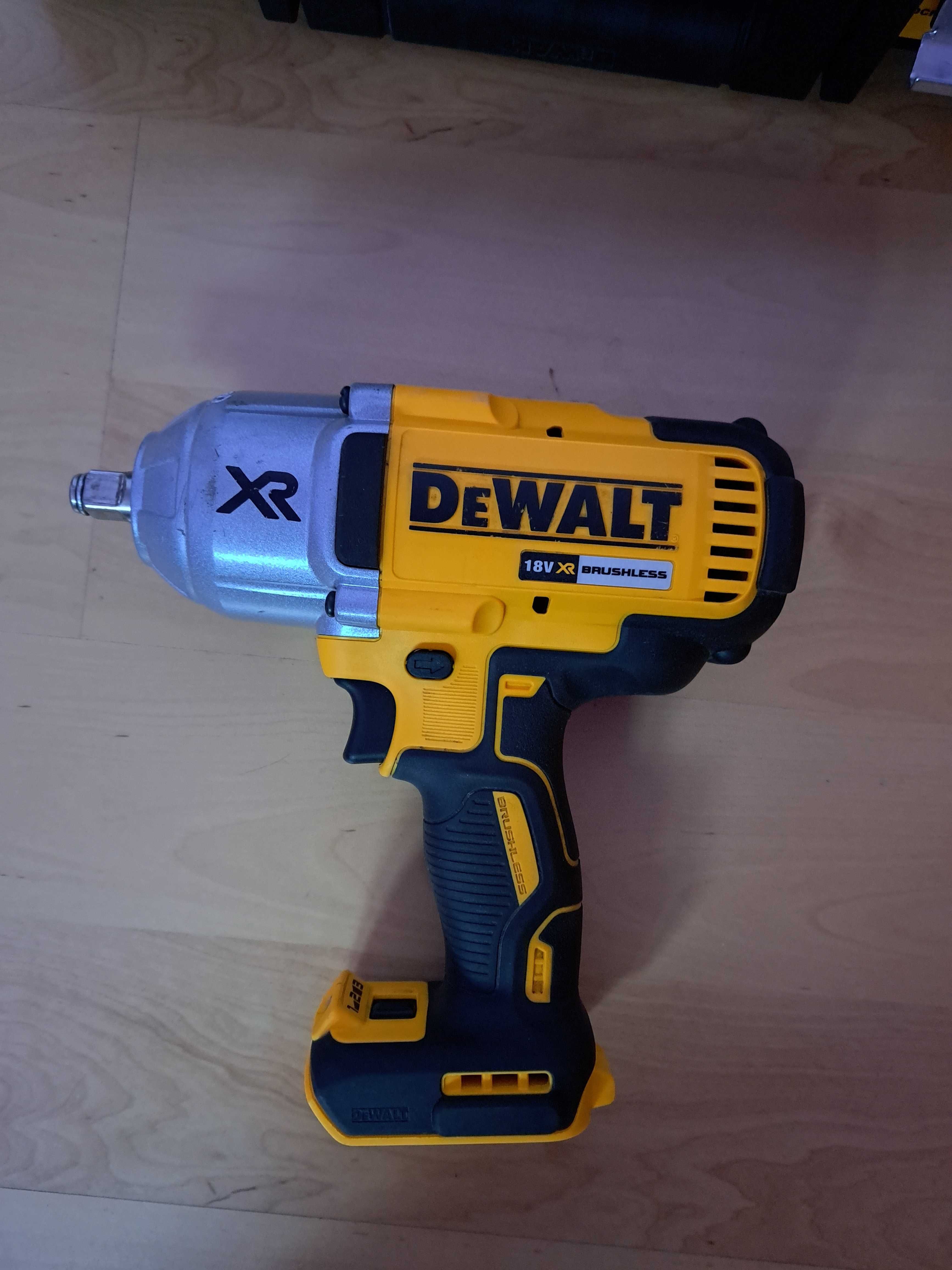 Klucz Udarowy DeWalt 18V XR (Body + Walizka)