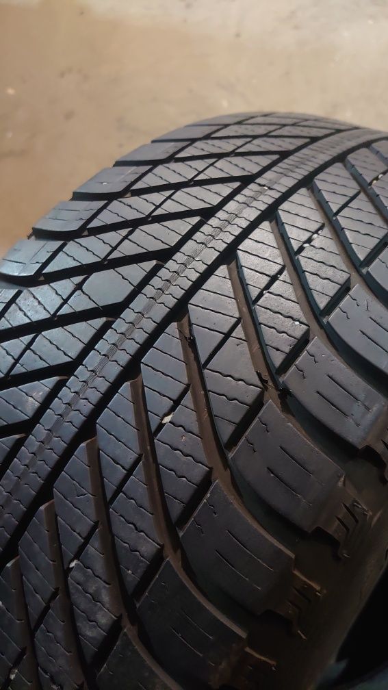 Пара всесезонных шин Goodyear Vector 4 seasons suv 4x4 235/55 r17