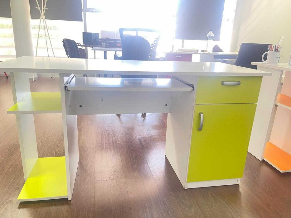 Secretária branca e verde lima para escritório ou estudo 140x57x75