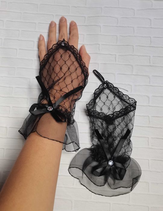 Delikatne czarne mankiety, rękawiczki, ozdoby z kokardką (gothic, emo)