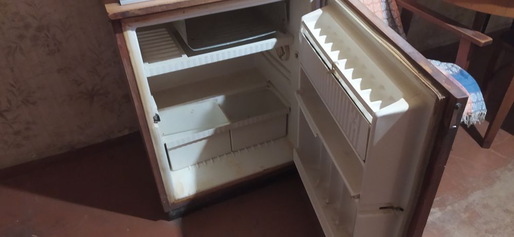 Холодильник старый маленький в дереве холодильник бар