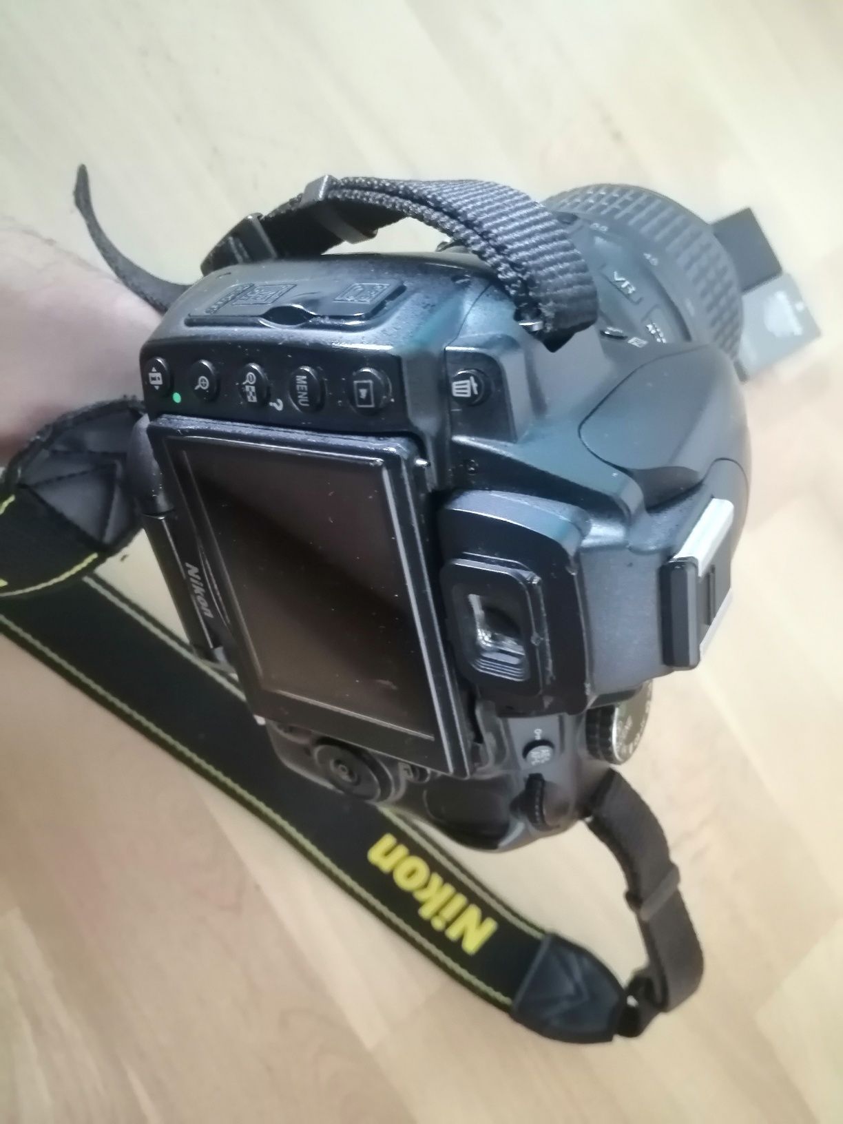 Nikon D5000 z obiektywem