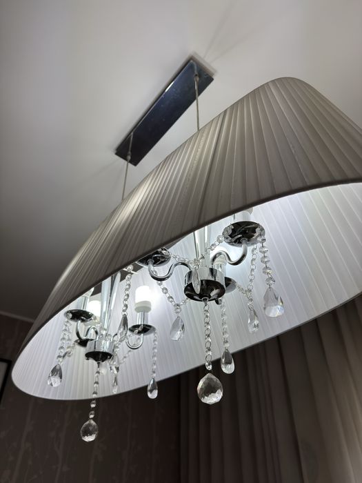Candeeiro oval plissado com pingentes