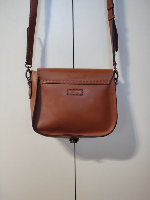 Сумка из натуральной кожи Clarks на плече