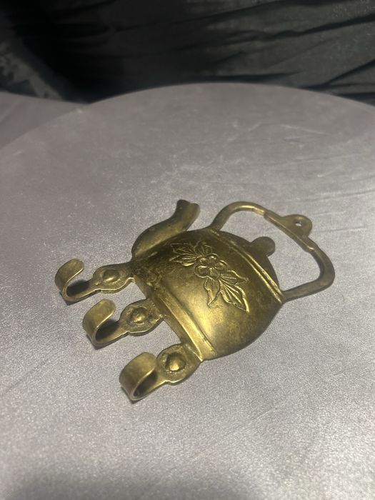 Wieszak mosiężny w kształcie czajniczka – 3 haczyki dekoracja vintage