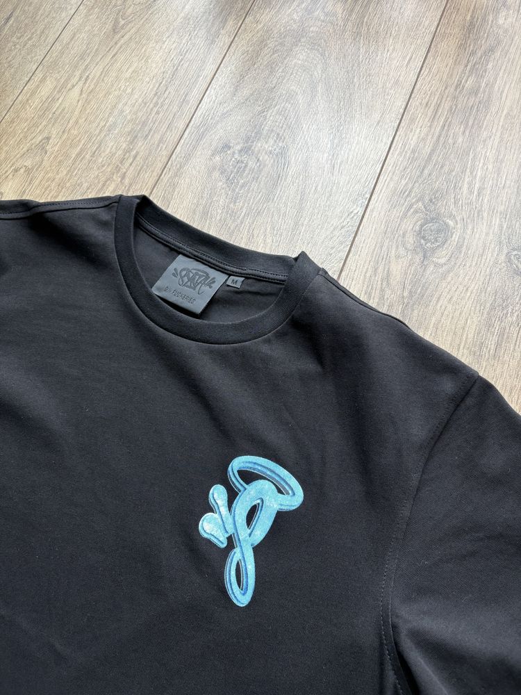 Syna Logo T-Shirt (Black/ White) (Koszulka)