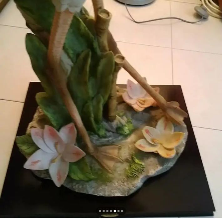 Linda estatueta  em marfinite  com 70 cm altura e base em madeira