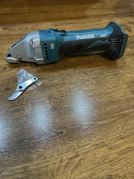 Nożyce do blachy aku Makita DJS 161 + nowe ostrze tnące