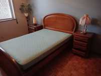 Cama de casal de madeira