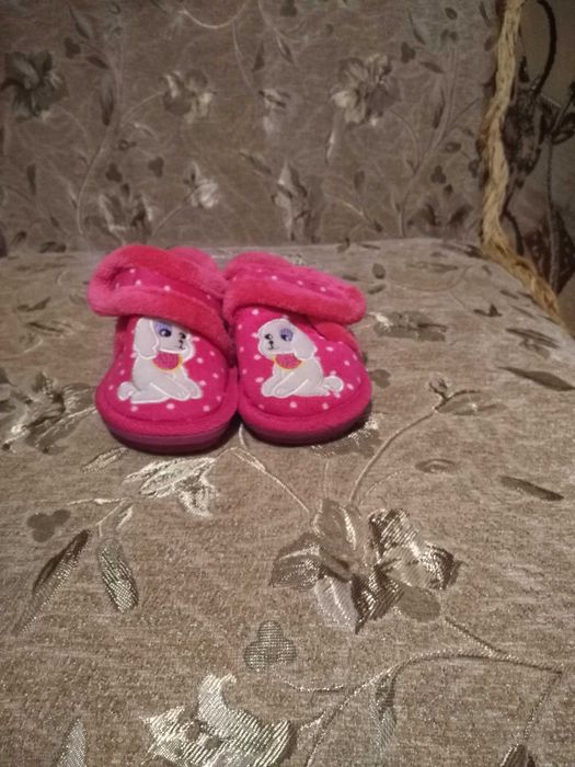 Продамдля дівчинки і кімнаті тапочки.
