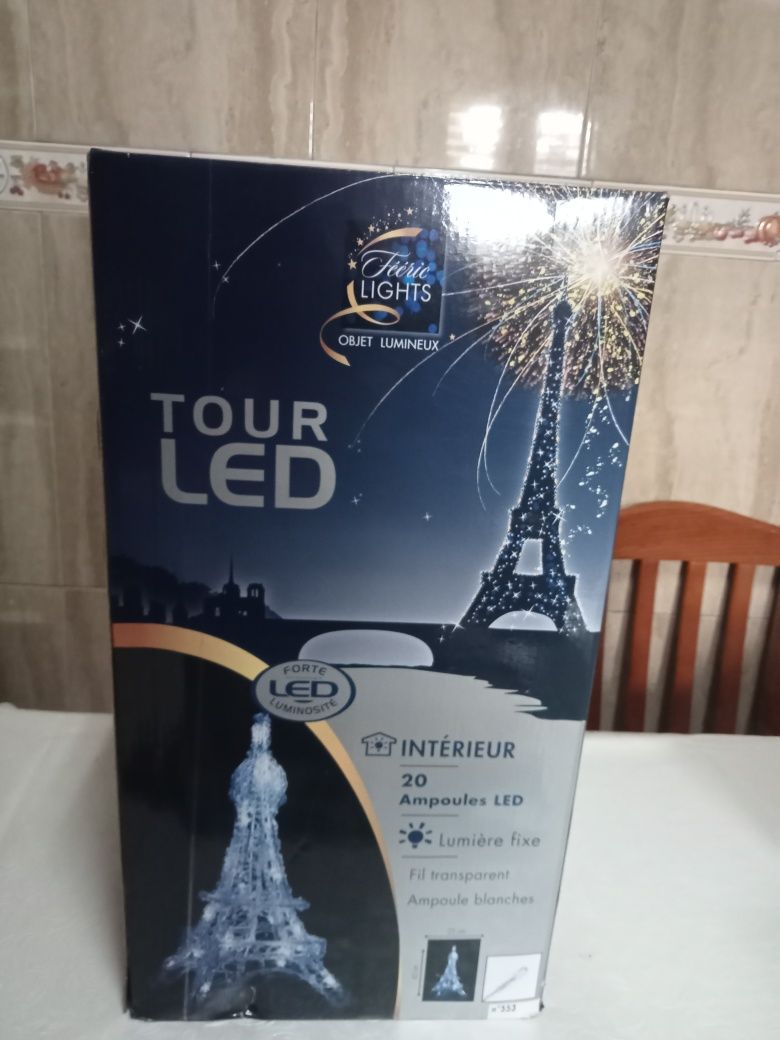 Torre Eiffel  com luzes led