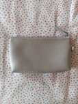 Bolsa / nécessaire prateada cinza