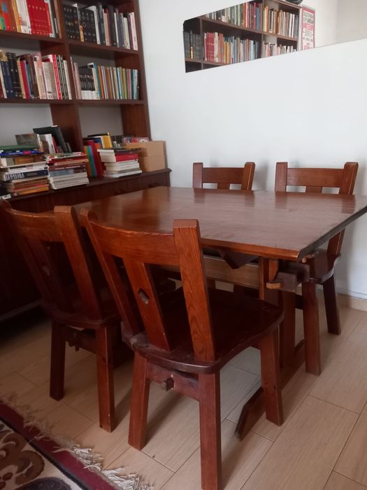 Mesa com quatro cadeiras