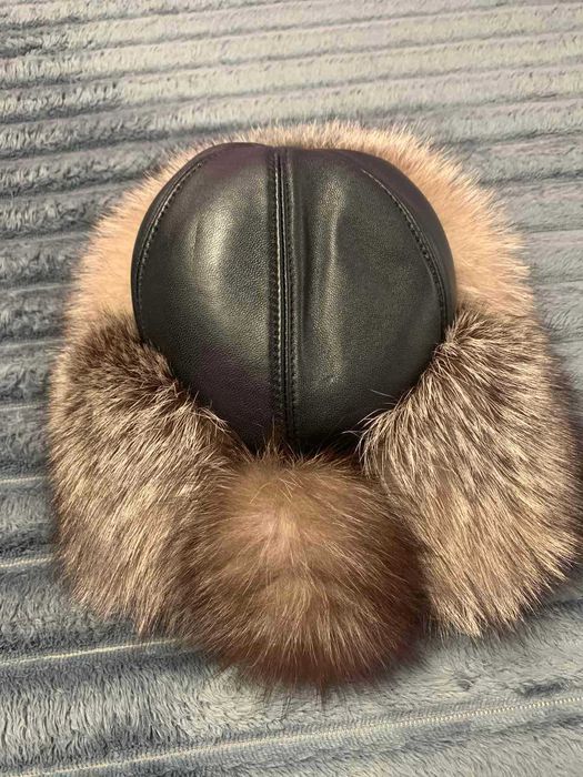 Шапка из натуральной кожи с мехом чернобурки