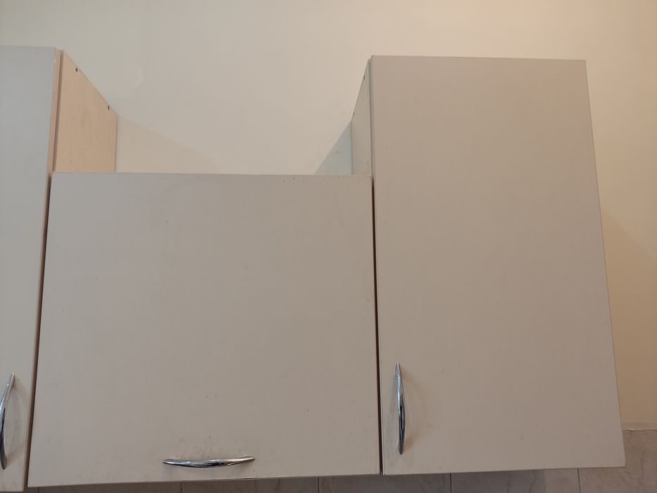 Кухня вбудована, навісні ящики, фасади,теплий бежевий колір, нові