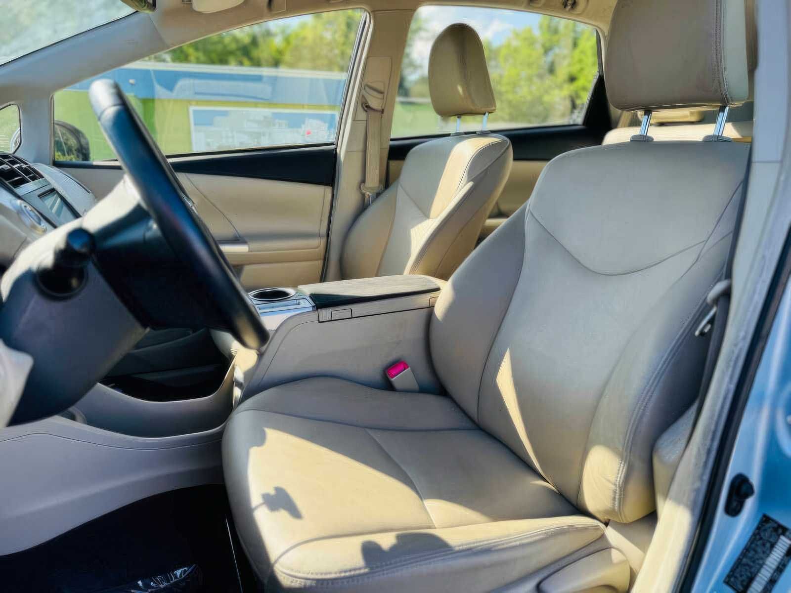 2014 Toyota Prius v Five