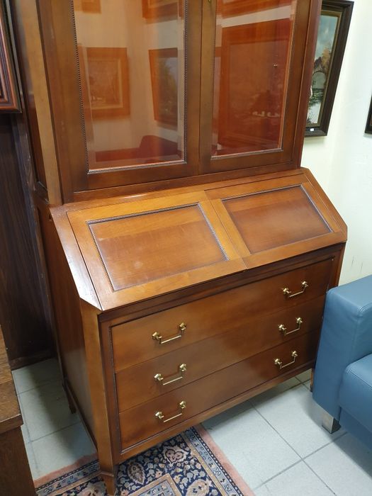 Orzechowy sekretarzyk z wysoką nadstawką