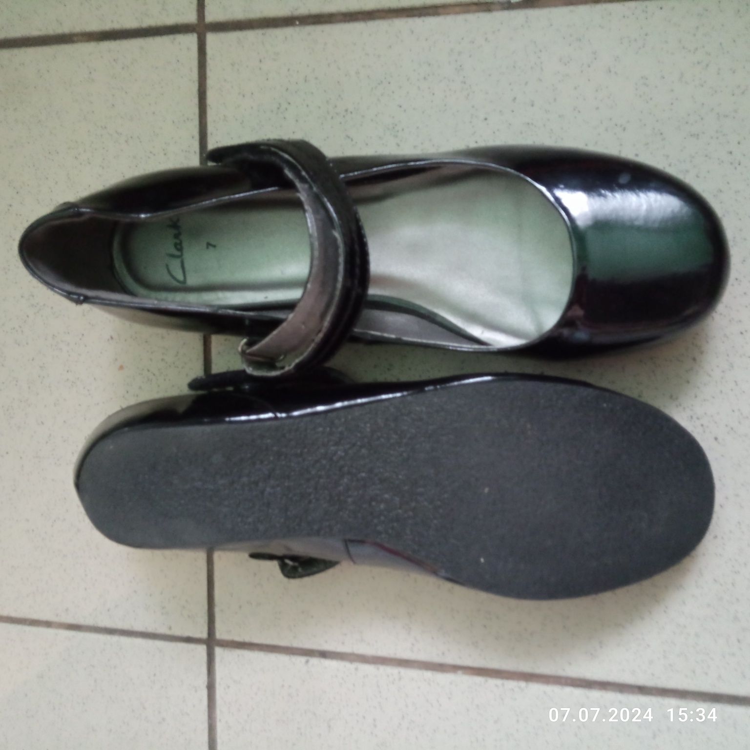 Piękne baletki na koturnie z lakierowanej skóry. Rozmiar 40. Clarks.