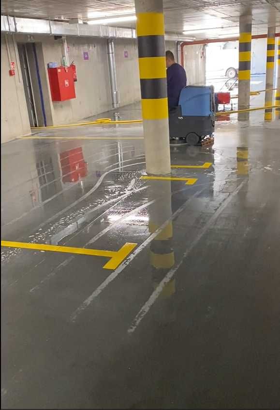 Mycie maszynowe posadzek m.in. parkingów podziemnych, hal, sklepów