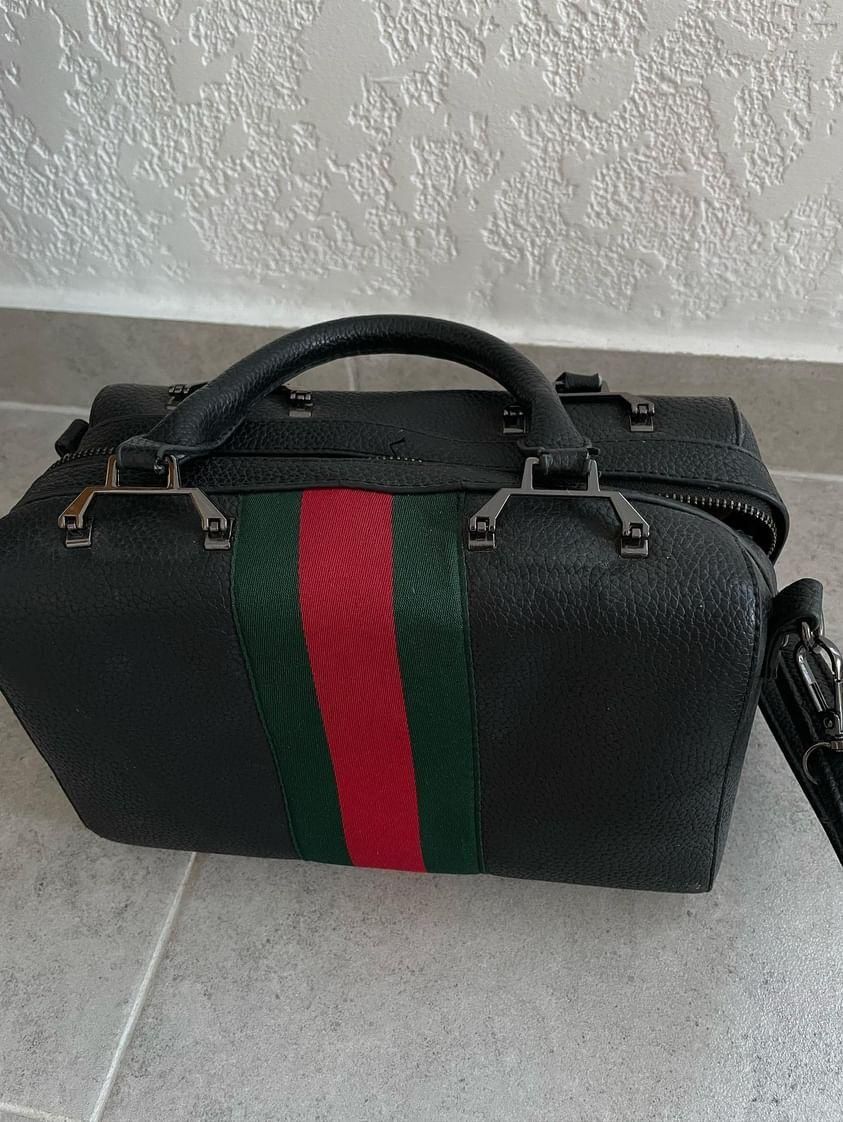 Сумка Gucci через плече.