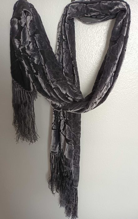 Echarpe cinza aveludada