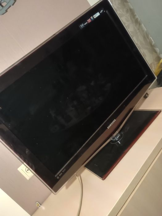 Телевізор 32+підставка+пульт