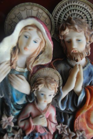 Sagrada Família em Marfinite (Assenta em Base de Madeira) 23 x 18 cm