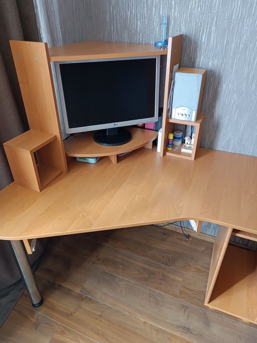 Стіл комп'ютерний кутовий