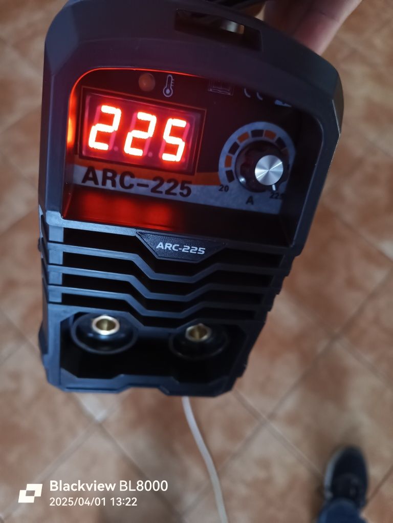 Máquina de soldar nova!! 225 Amperes!!