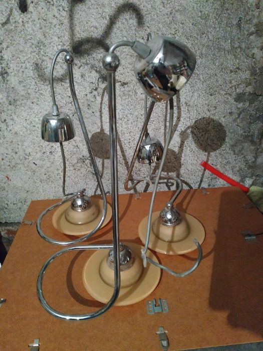 Lampy wiszące na srebrnych pałąkach