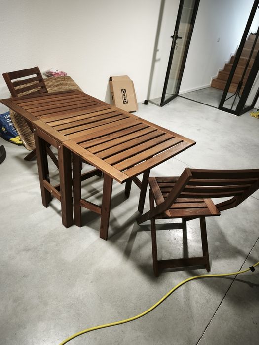 Mesa de madeira com duas cadeiras