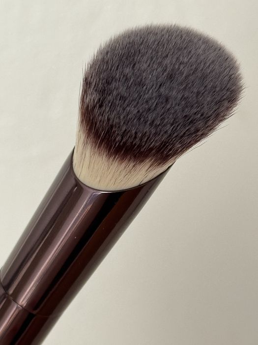 Nowy pędzel do podkładu Hourglass Ambient soft glow foundation brush