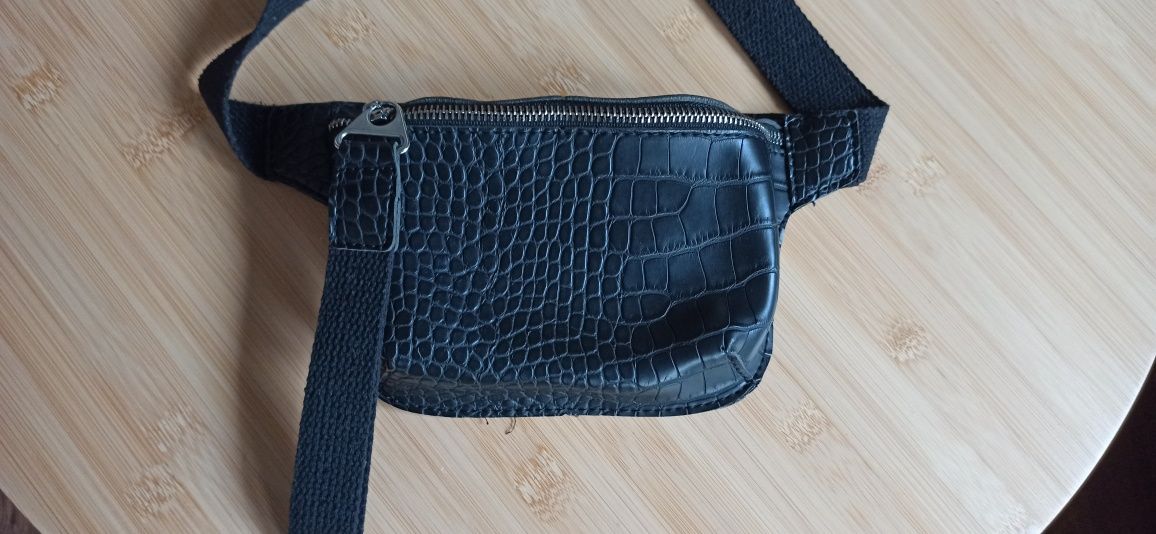 H&M mała torebka czarna saszetka nerka listonoszka krokodyl