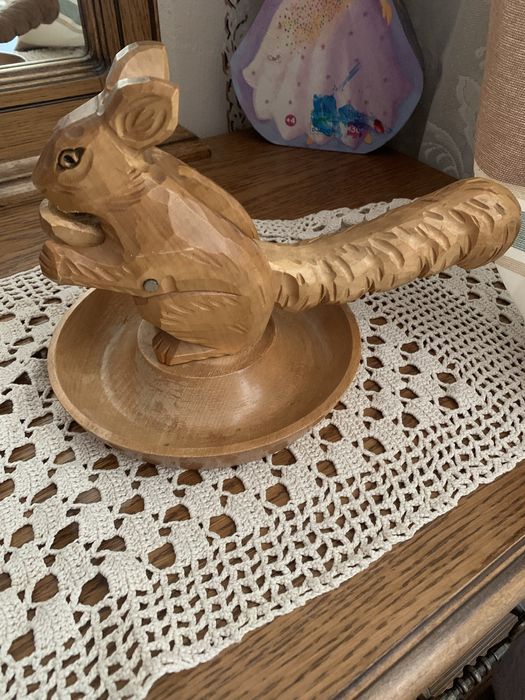 дерев’яний горіхокол–Білка в ручну різьблений