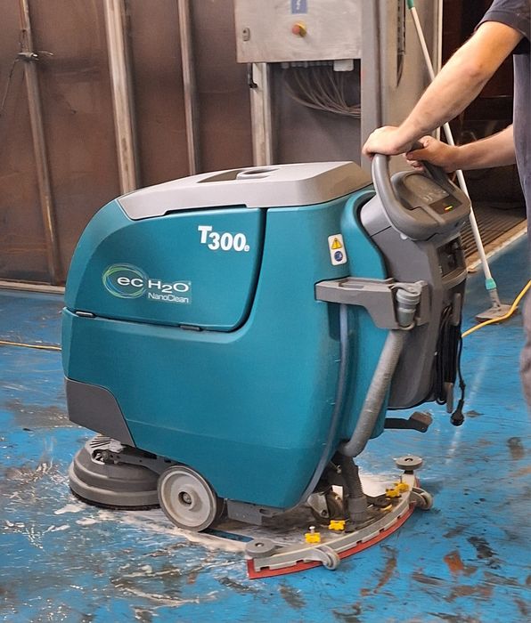 Maszynowe mycie posadzek hal czyszczenie biur magazynów garaży