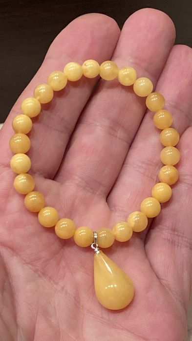Bransoleta z bursztynu , kulka z zawieszką