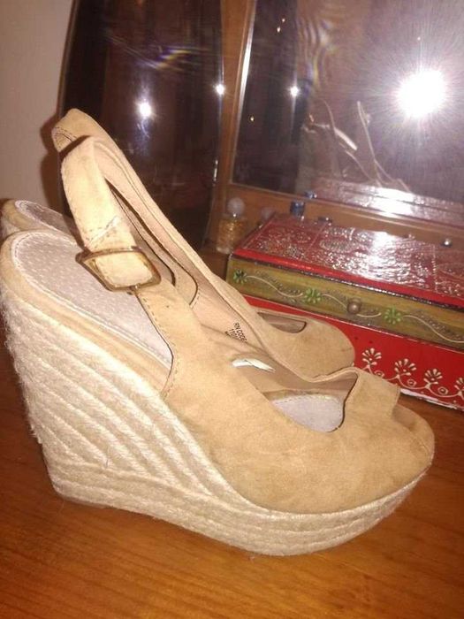 Sandálias de cunha camel