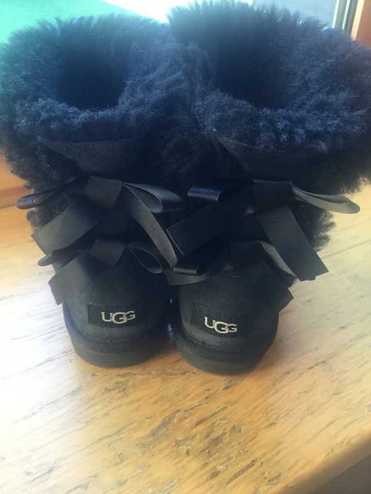 Uggs pretas com laço.
