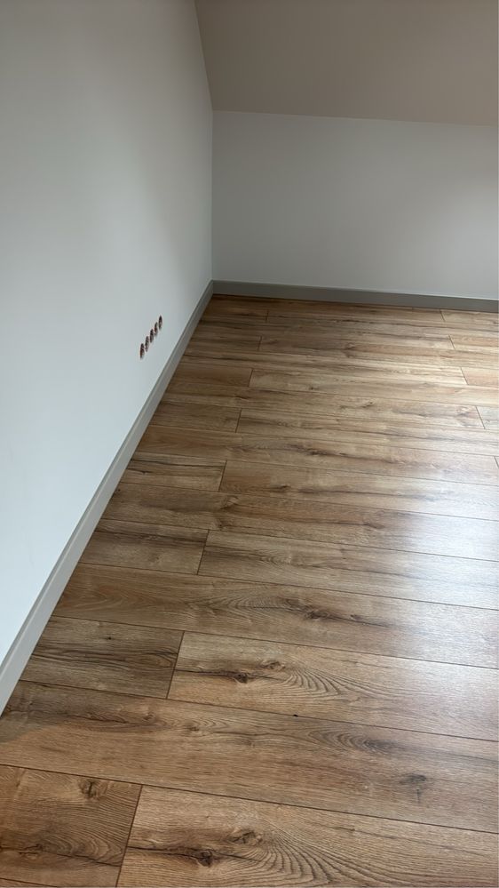 Maskująca listwa przypodłogowa DuroFit PF080C 8 cm - cappuccino